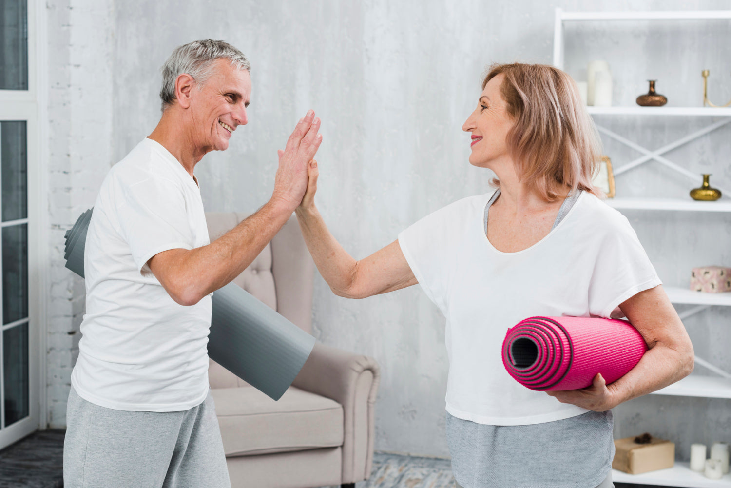 https://de.freepik.com/fotos-kostenlos/aeltere-paare-welche-die-yogamatten-geben-die-hoch-fuenf-geben_4311197.htm